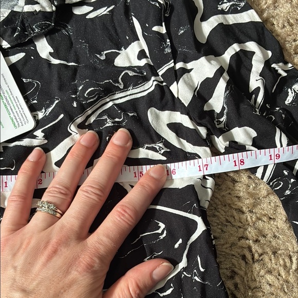 b. young Black and White Boxy Graphic Long Sleeve Blouse - Picture 14 of 16